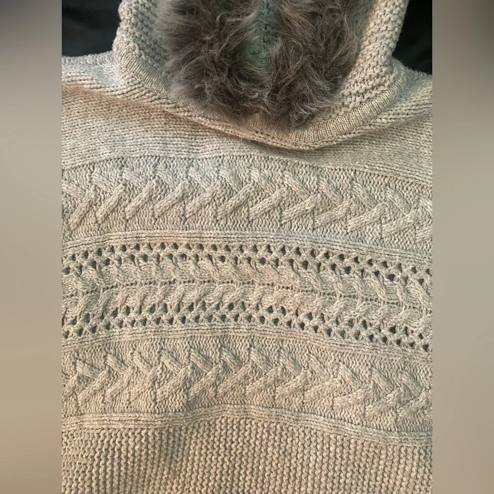 Gap Kids Sweater Poncho in gray with Faux‎ Fur lined hood sz XL